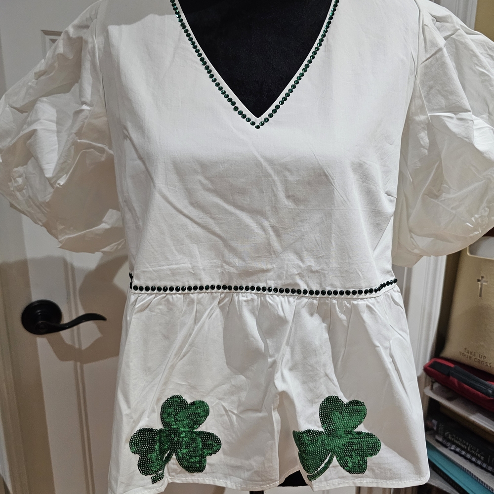 QUEEN OF SPARKLES White Top with Green Shamrocks - NWOT, Size L